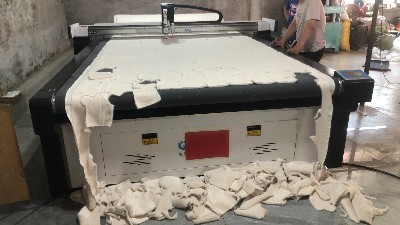 乾富机械服装裁剪机：服装裁剪全能利器